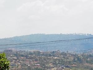 una línea eléctrica con vistas a la ciudad en Kigali Nice Apartment, en Kigali