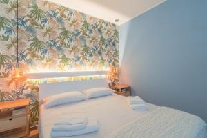 ein Schlafzimmer mit einem Bett, auf dem zwei Handtücher liegen in der Unterkunft Andromeda Luxury Home in Portopalo