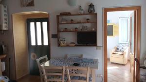 une salle à manger avec une table et une télévision dans l'établissement La casetta dei pesciolini, à Sestri Levante