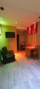 - un salon avec un canapé et une table dans l'établissement Rivadavia Plaza Hotel, à Ituzaingó