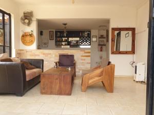 - un salon avec un canapé et une table basse dans l'établissement Rosa negra kampala, à Kigo