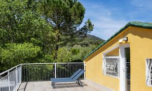 Eslida的住宿－Paraíso Cuántico，坐在房子阳台上的蓝色长椅