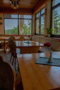 - une salle à manger avec des tables, des chaises et des fenêtres dans l'établissement BB Gore, à Dol pri Hrastniku
