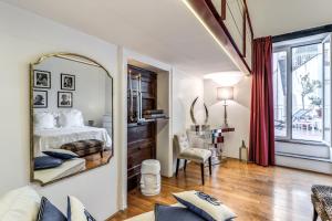 Un dormitorio con una cama y un espejo en la pared. en San Teodoro Apartment with Private Terrace, en Nápoles