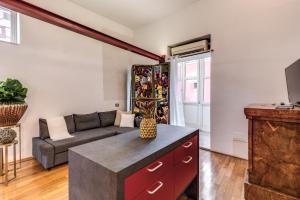 una sala de estar con un sofá y una mesa en San Teodoro Apartment with Private Terrace, en Nápoles