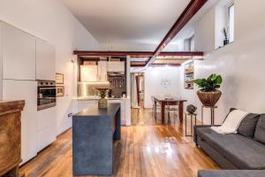 Una cocina y una sala de estar con un sofá y una mesa. en San Teodoro Apartment with Private Terrace, en Nápoles