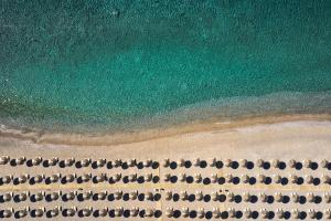una vista aérea de una playa con sombrillas en Labranda Kiotari Miraluna Resort en Kiotari