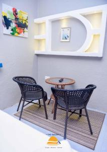 Athi River的住宿－Galaxy Resort Kitengela，庭院配有两把椅子和一张桌子