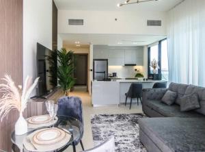 Гостиная зона в Stylish 2 bedroom in Binghatti, Business Bay