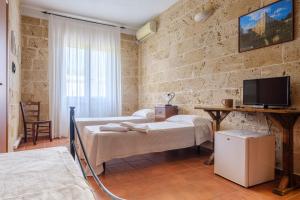 Habitación hospitalaria con 2 camas y TV en Tenuta San Trifone Limone, en Seclì