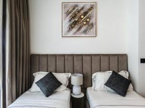 Кровать или кровати в номере Stylish 2 bedroom in Binghatti, Business Bay