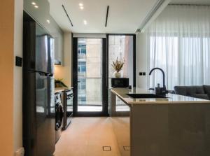 Кухня или мини-кухня в Stylish 2 bedroom in Binghatti, Business Bay
