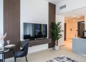 Телевизор и/или развлекательный центр в Stylish 2 bedroom in Binghatti, Business Bay