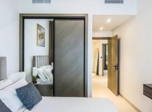 Кровать или кровати в номере Stylish 2 bedroom in Binghatti, Business Bay