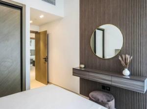 Кровать или кровати в номере Stylish 2 bedroom in Binghatti, Business Bay