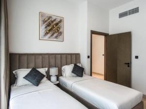 Кровать или кровати в номере Stylish 2 bedroom in Binghatti, Business Bay