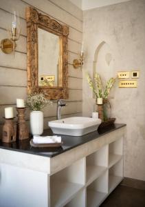 bagno con lavandino e specchio di LohonoStays Colina Villa C a Vagator