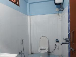 Baño pequeño con aseo y lavamanos en Hotel Nambrog, en Bomdila