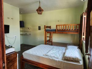 una camera con un letto e un letto a castello di Pousada Rio Leal a Luis Correia Altre 14 foto