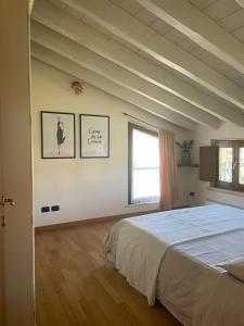 een slaapkamer met een groot bed en een raam bij Casa del Borgo in Valeggio sul Mincio