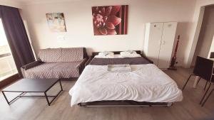 une chambre d'hôtel avec un lit et une chaise dans l'établissement Studio met zeezicht, à Blankenberge