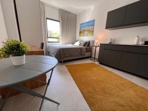 Sala de estar amplia con cama y mesa en White Door Apartments en Haifa