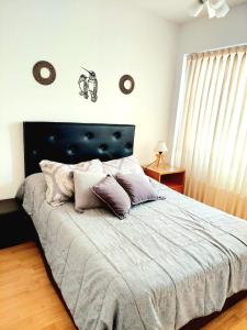 Un dormitorio con una cama grande con almohadas. en Niceto Dreams, en Buenos Aires