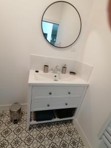 y baño con lavabo blanco y espejo. en Le Tréville Grand Studio Cosy 32M2, en Rochefort