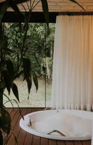 Zahrada ubytování Casa de campo em Joinville com Hidromassagem e Lareira