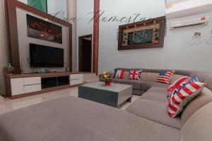 Μια τηλεόραση ή/και κέντρο ψυχαγωγίας στο Qua Homestay 5 Rooms 6 Bathrooms