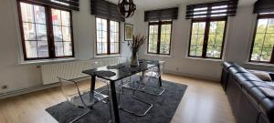 un soggiorno con un tavolo e un divano di The View - spacious 2 bdr appt in with view ad Anversa