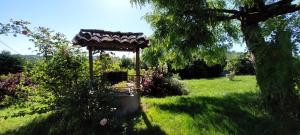 Un jardín fuera de Les Gites de Campardon