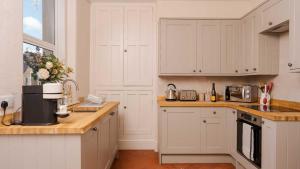 A kitchen or kitchenette at South View