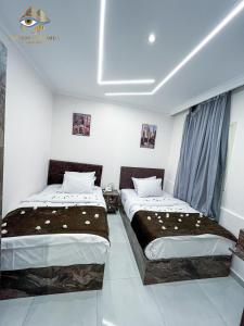 Uma cama ou camas num quarto em Shadow Pyramids Suites and Jacuzzi