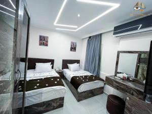 Uma cama ou camas num quarto em Shadow Pyramids Suites and Jacuzzi