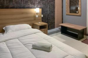 Tempat tidur dalam kamar di RedDoorz Syariah @ Jl D I Panjaitan Batu 7 Tanjung Pinang
