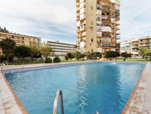 - une piscine en face de certains bâtiments dans l'établissement Coqueto estudio con Vistas al Mar, à Torremolinos