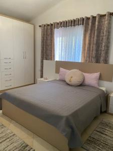 מיטה או מיטות בחדר ב-Rooms for rent Gezim Ismailaj