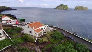 una vista aérea de una casa junto al océano en Casa Beira Mar, en Angra do Heroísmo
