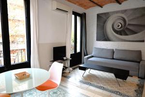 - un salon avec un canapé et une table dans l'établissement Homenfun Barcelona Sagrada Familia Marina, à Barcelone