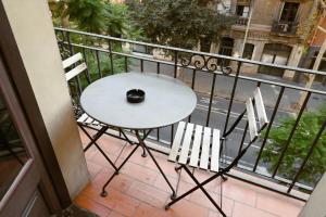 d'une table et de deux chaises sur un balcon. dans l'établissement Homenfun Barcelona Sagrada Familia Marina, à Barcelone