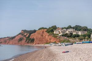 una vista su una spiaggia con case su una scogliera di The Cottage, Budleigh Salterton a Budleigh Salterton