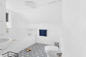 un bagno bianco con un water e un lavandino di The Cottage, Budleigh Salterton a Budleigh Salterton Altre 18 foto