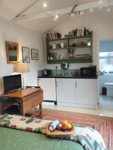 a living room with a table and a kitchen at Offa Hideaway in Leamington Spa