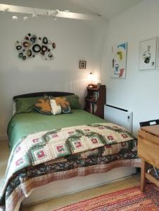 um quarto com uma cama com uma colcha em Offa Hideaway em Leamington Spa