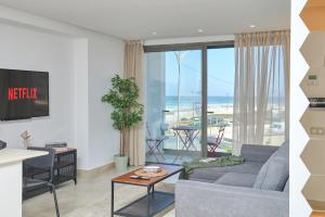 un soggiorno con divano e vista sull'oceano di Apartment Sea View B2 - Mosquée Hassan II - By TheCasaEdition a Casablanca