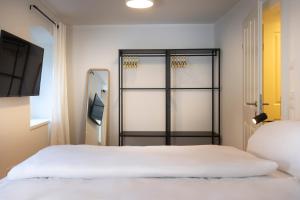 1 dormitorio con cama blanca y espejo en fil HOME en Leisach