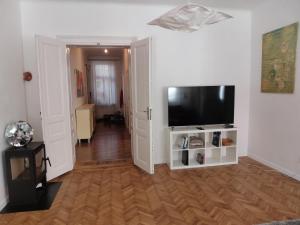 een woonkamer met een flatscreen-tv aan de muur bij Downtown 3 BDR Charm - walk to all attractions in Bratislava