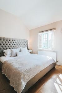 Un dormitorio con una cama grande y una ventana en The Fuzzy Duck, en Newbold on Stour