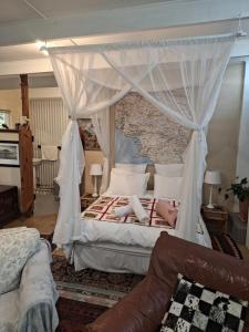 Ένα ή περισσότερα κρεβάτια σε δωμάτιο στο Rhus Cottage. +32 φωτογραφίες